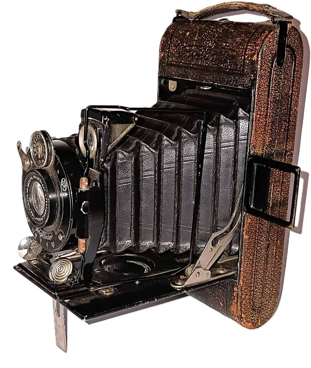 Vintage Voigtlander Folding Roll film Camera with Embezet Shutter and Voigtar lens
