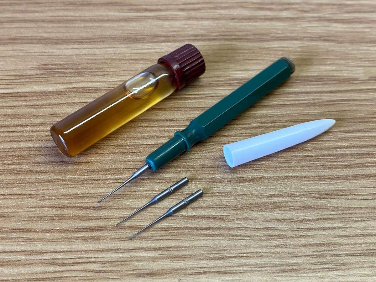 Moebius watch oil & Swiss made applicator