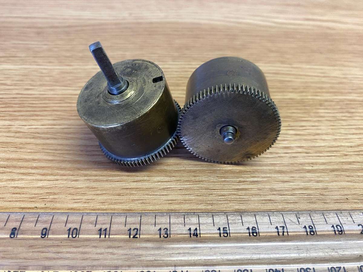 Clock mainspring barrels with springs
