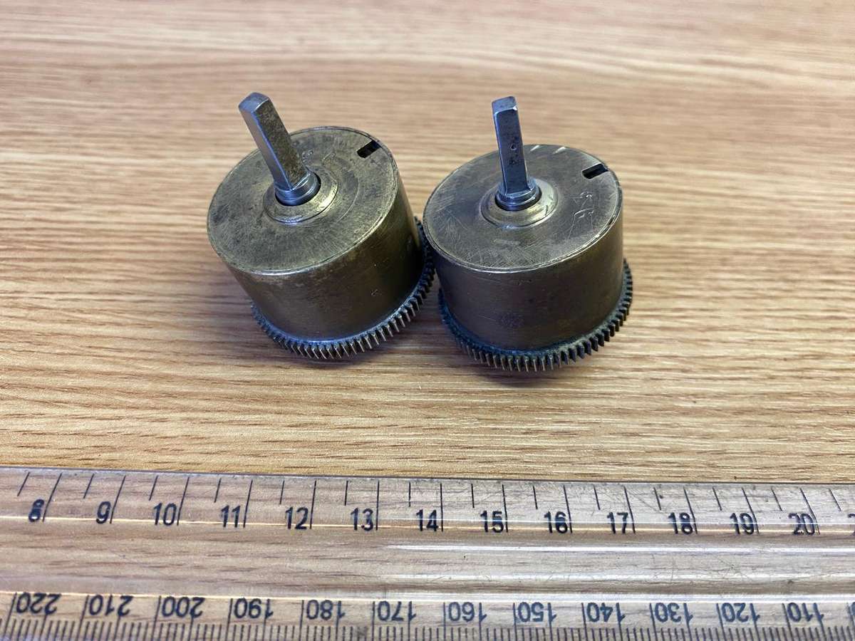 Clock mainspring barrels with springs