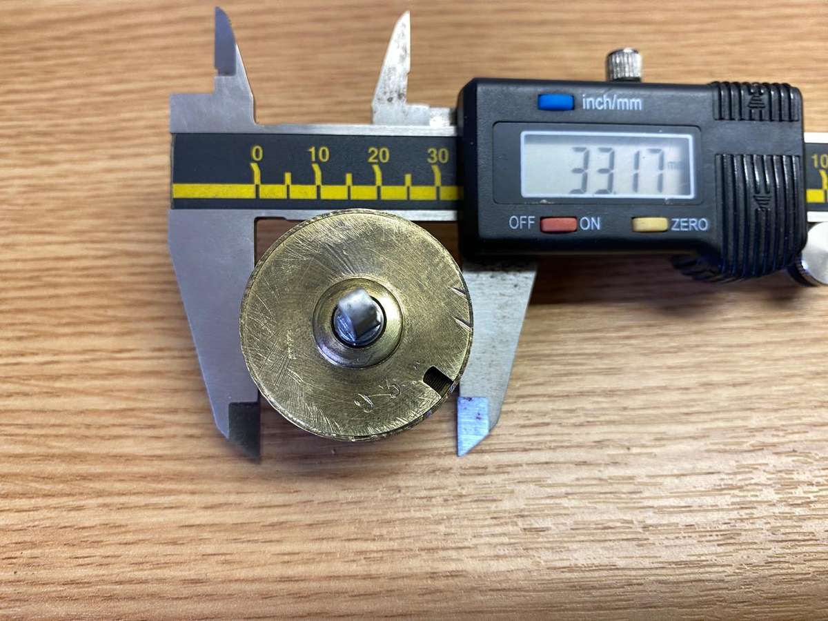 Clock mainspring barrels with springs