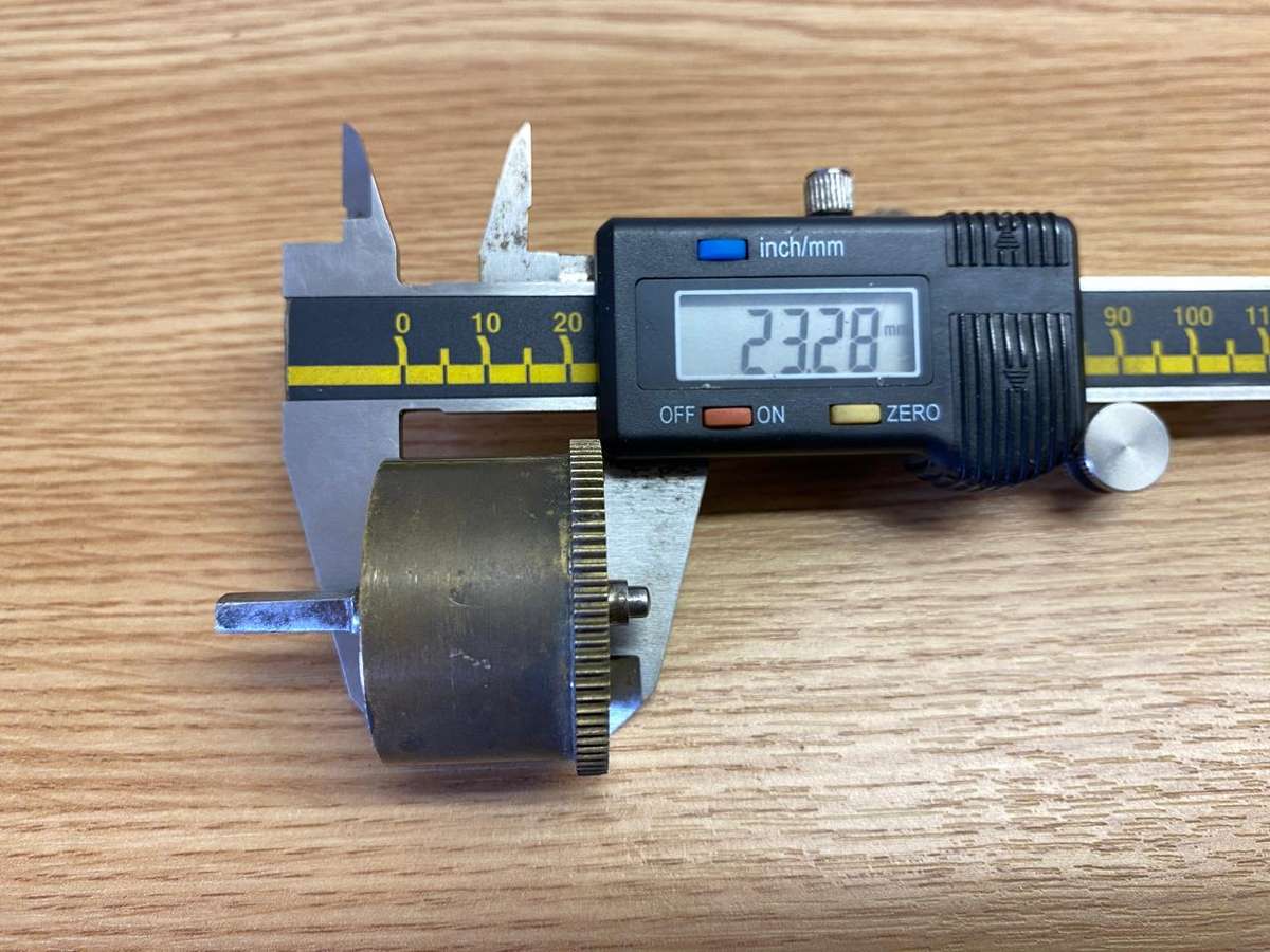 Clock mainspring barrels with springs