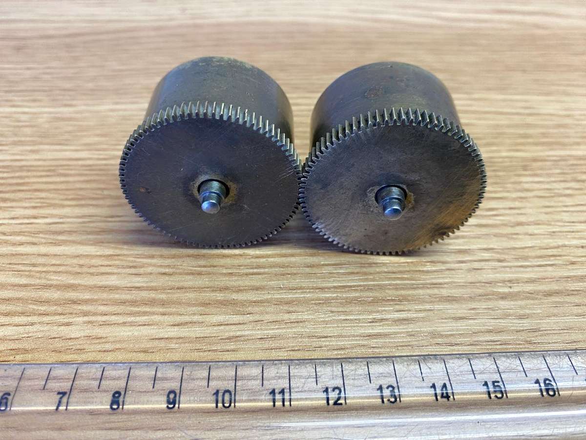 Clock mainspring barrels with springs