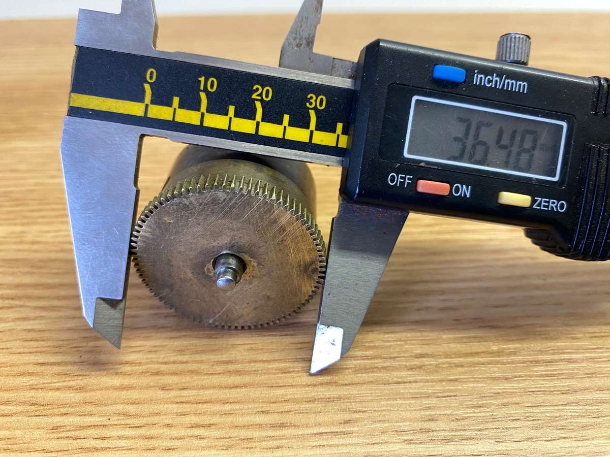 Clock mainspring barrels with springs