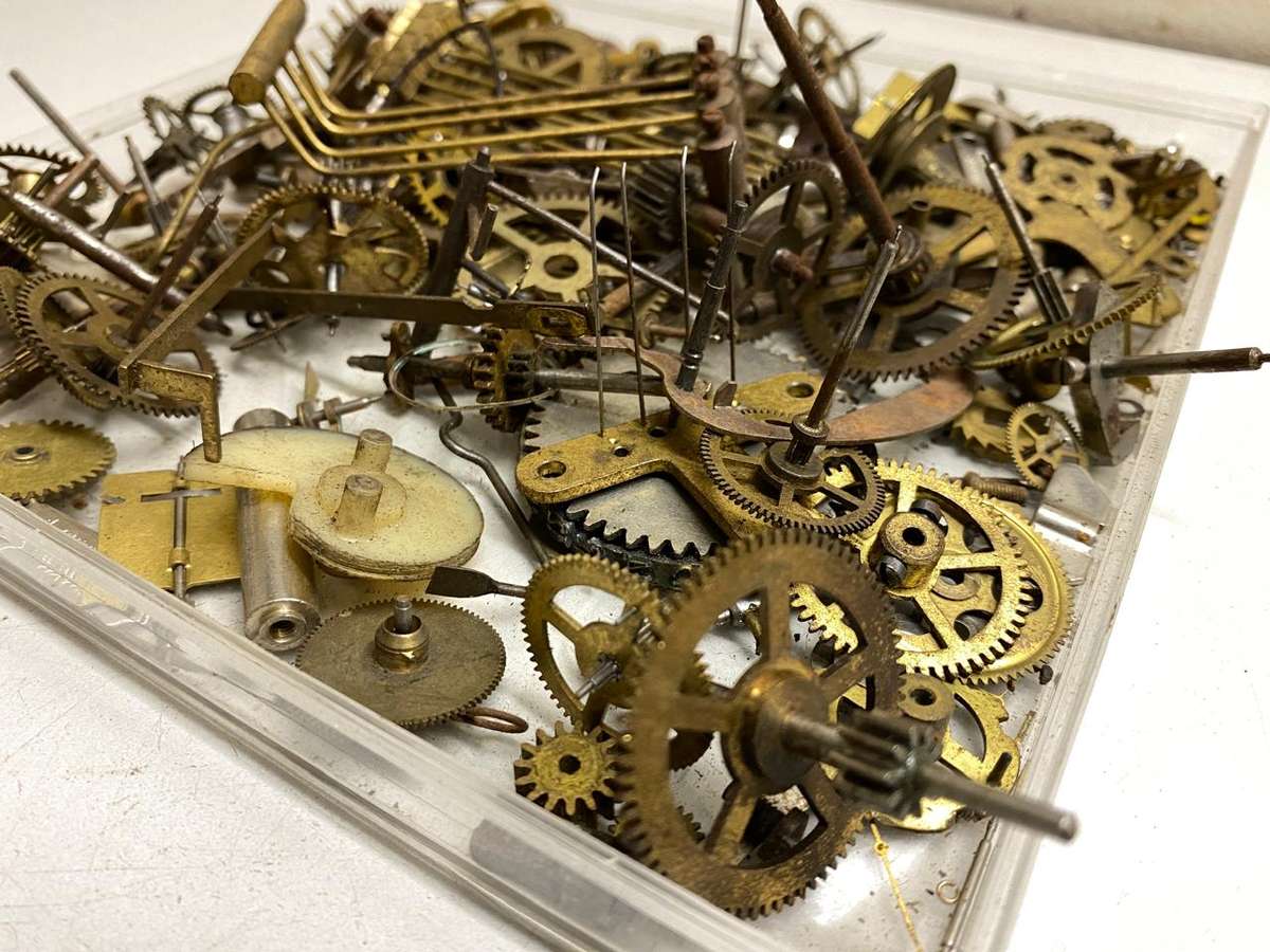 Assortment of old clock parts - 1kg - lot 1