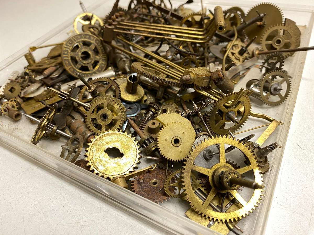 Assortment of old clock parts - 1kg - lot 1