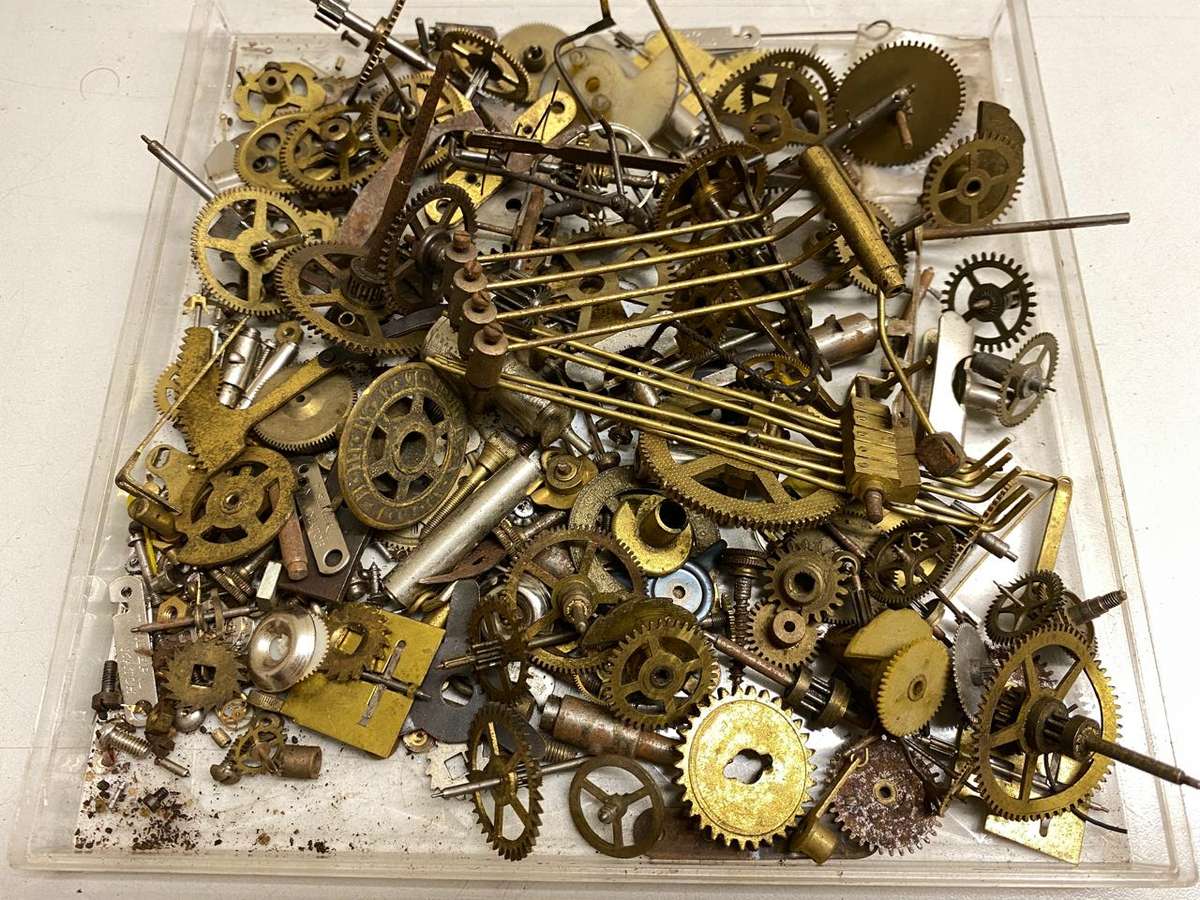 Assortment of old clock parts - 1kg - lot 1