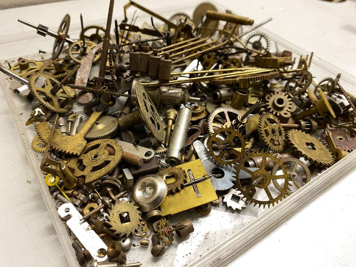 Assortment of old clock parts - 1kg - lot 1