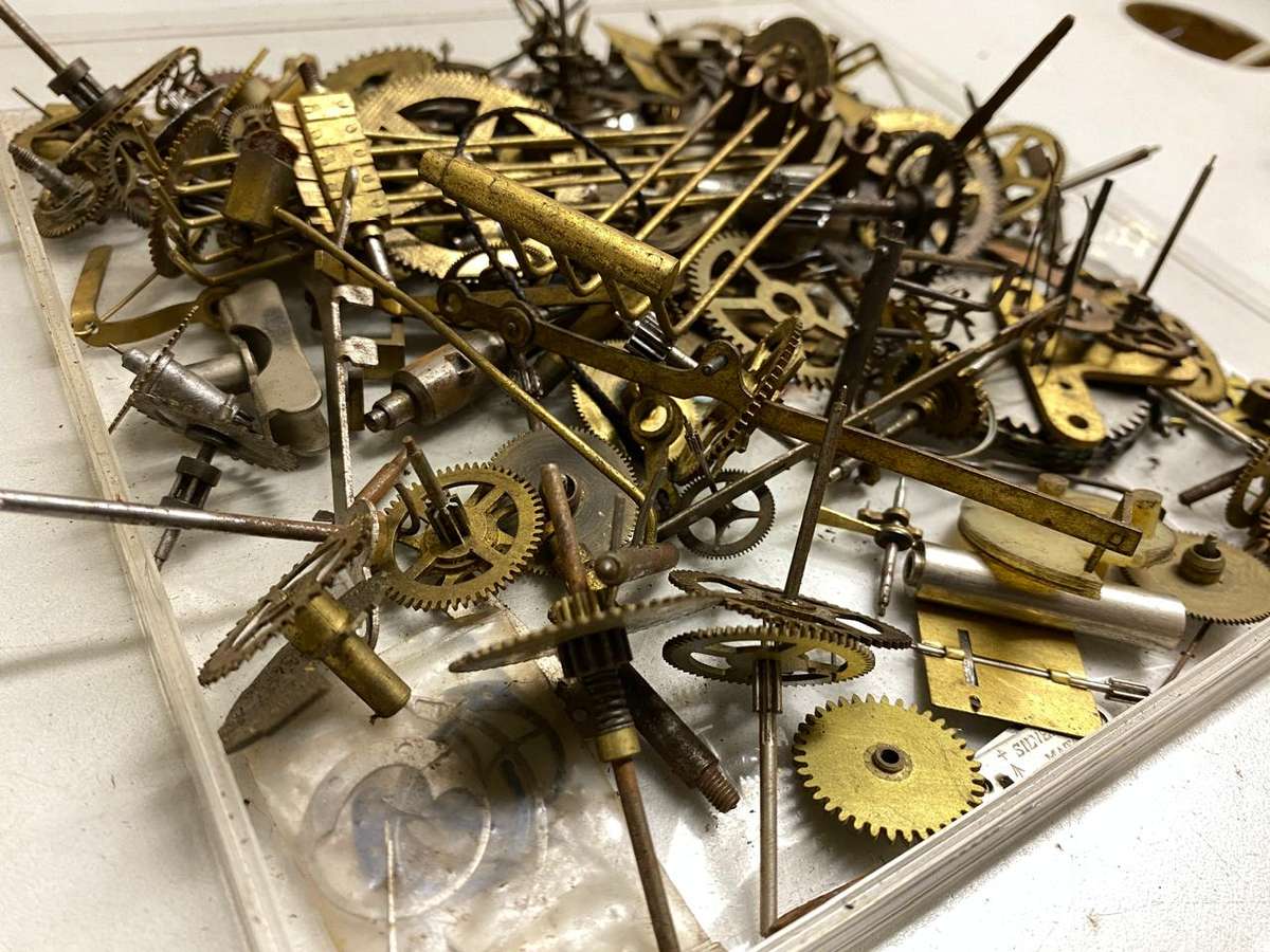 Assortment of old clock parts - 1kg - lot 1