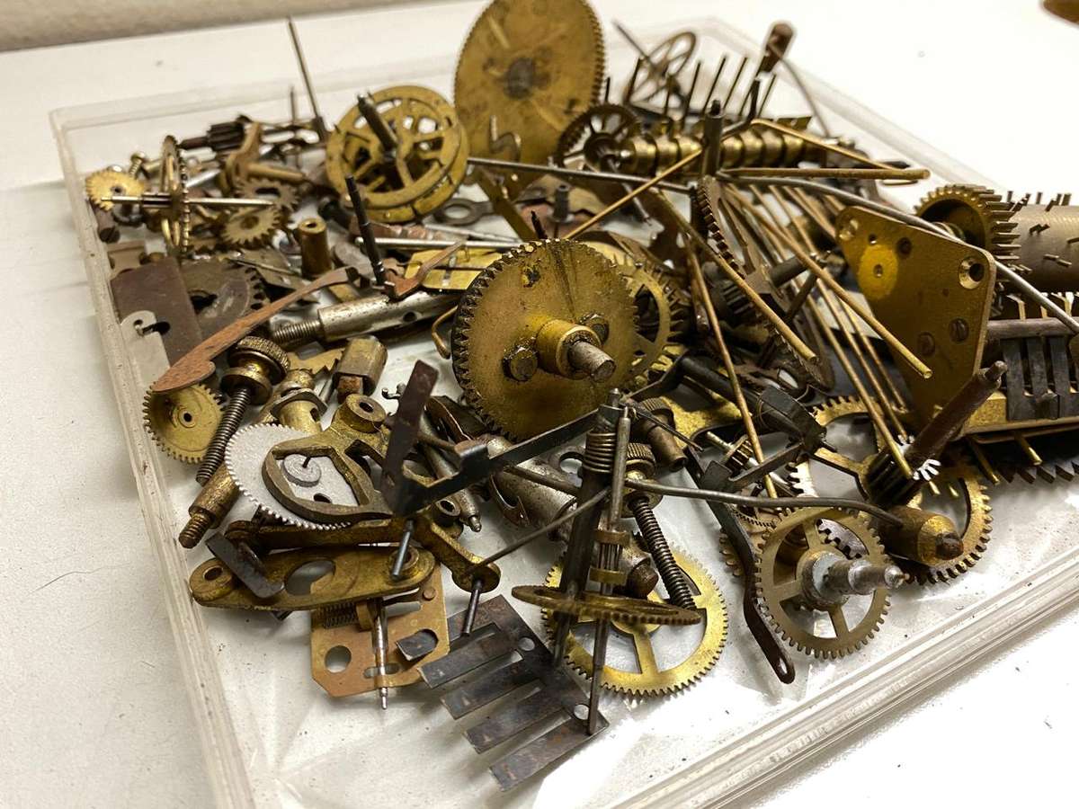 Assortment of old clock parts - 1kg - lot 2