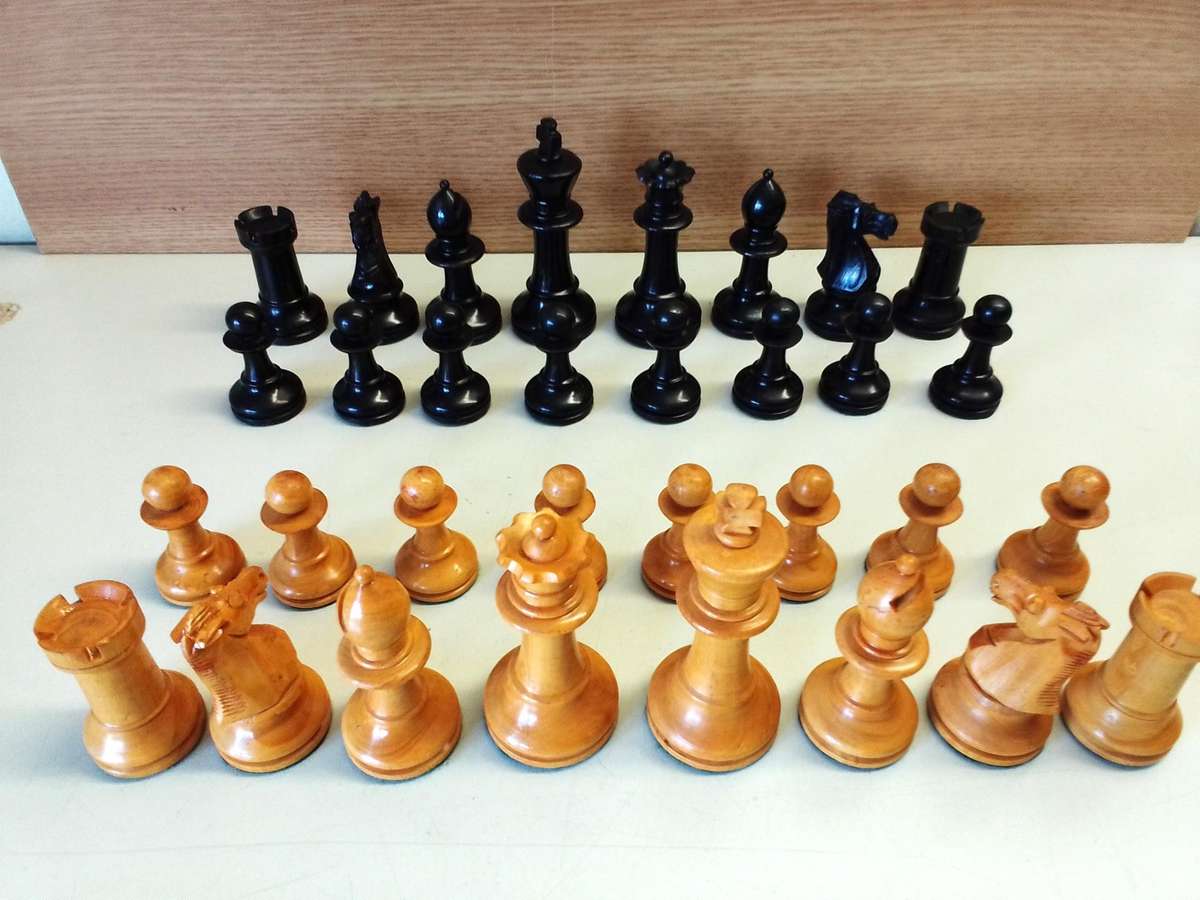 Vintage Boxwood tournament chess set