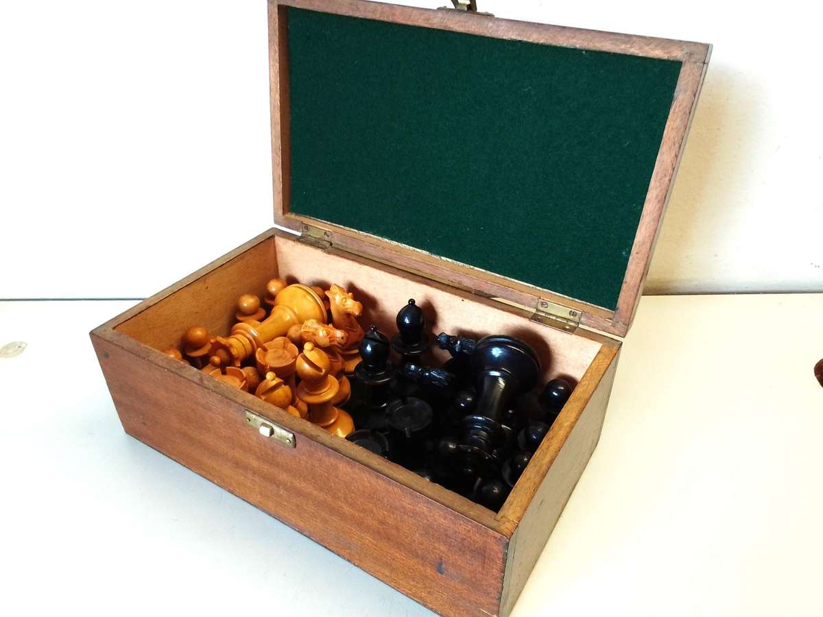 Vintage Boxwood tournament chess set