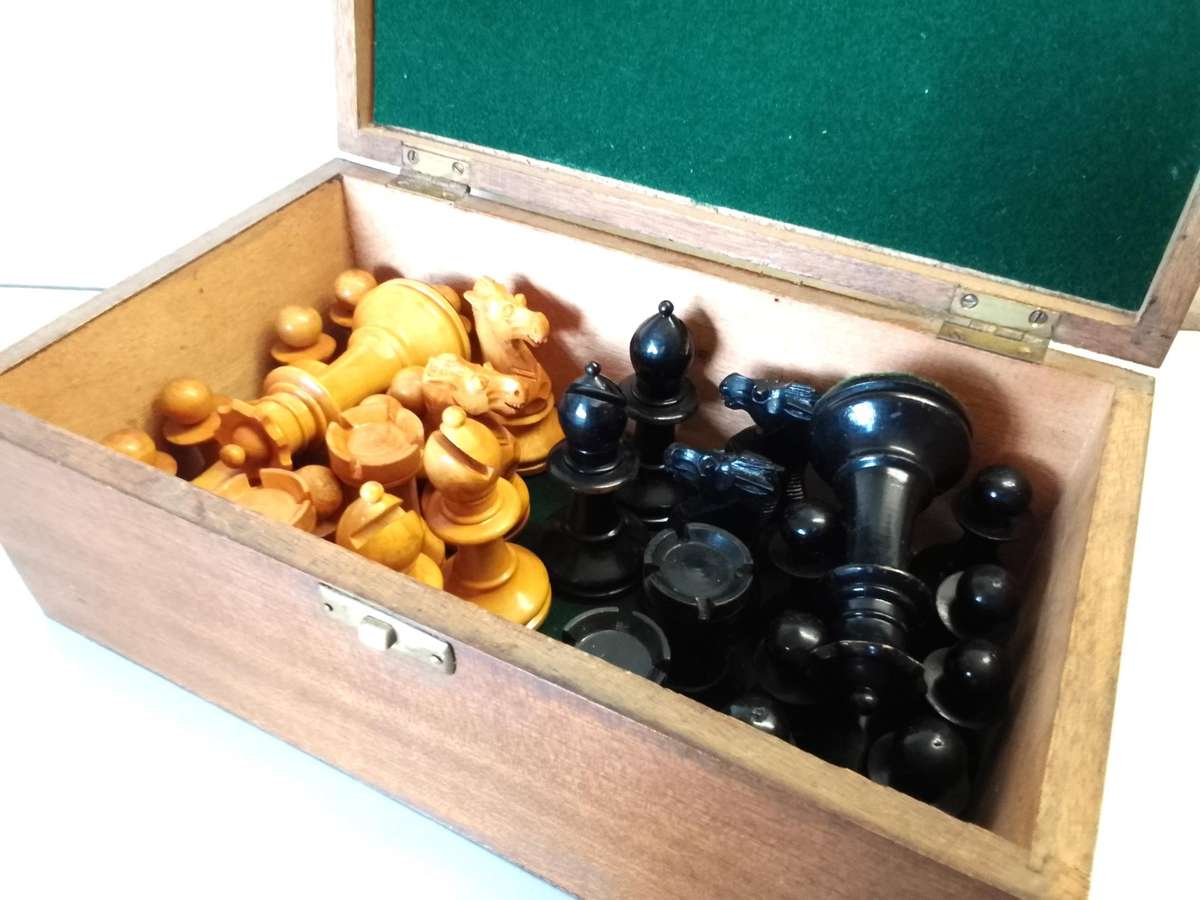 Vintage Boxwood tournament chess set