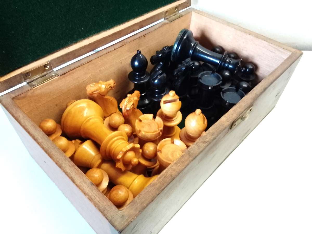 Vintage Boxwood tournament chess set