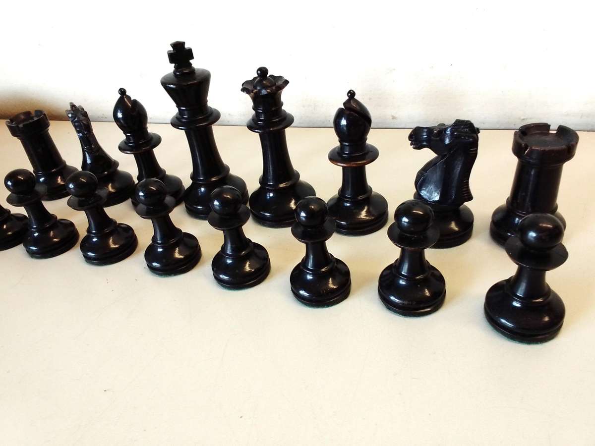 Vintage Boxwood tournament chess set