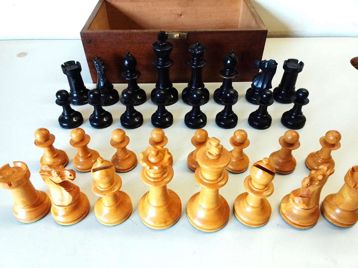 Vintage Boxwood tournament chess set