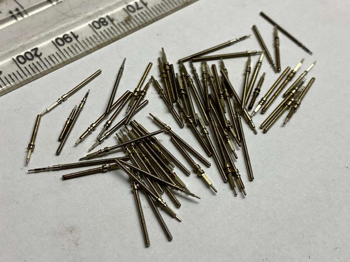 Assorted watch winding stems - Lot 1