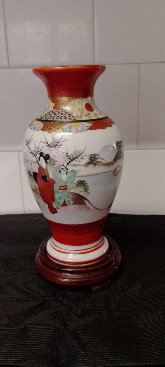 *##A LARGE VINTAGE CHINESE CERAMIC URN