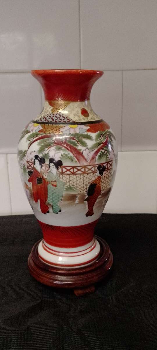 *##A LARGE VINTAGE CHINESE CERAMIC URN