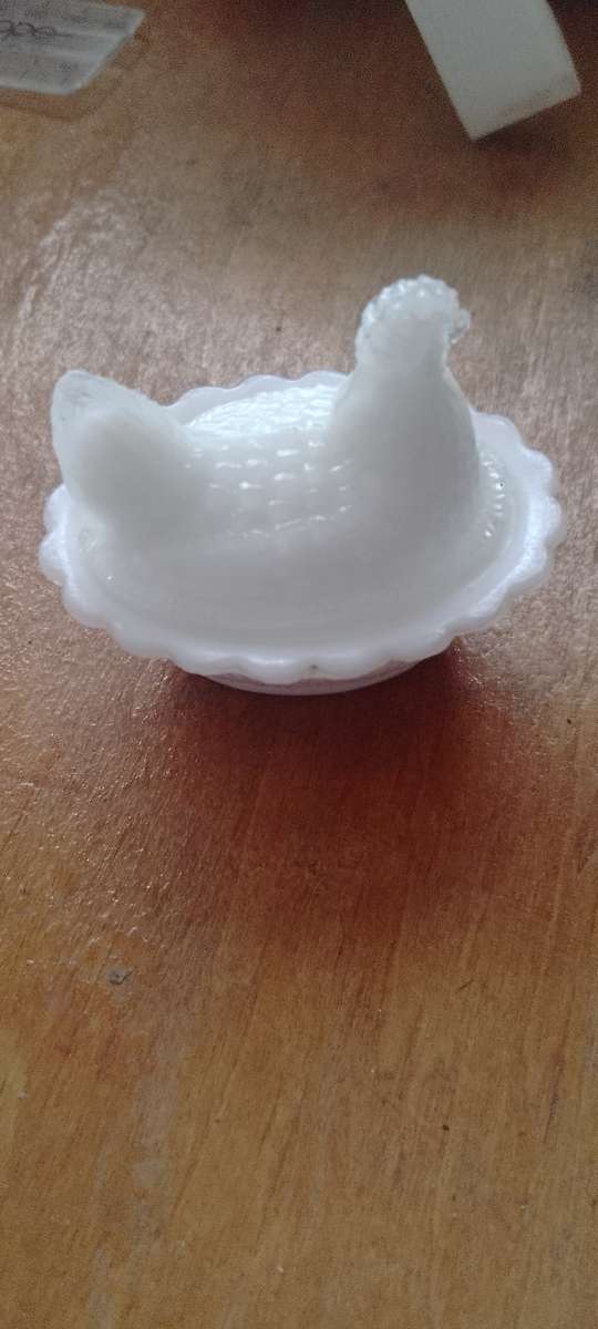 A VINTAGE MINATURE MILK GLASS CHICKEN NEST