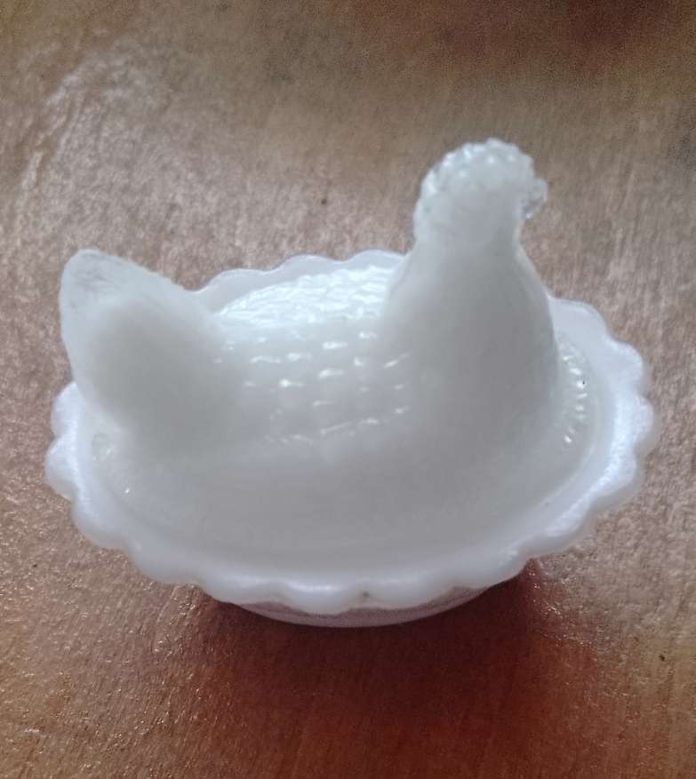 A VINTAGE MINATURE MILK GLASS CHICKEN NEST