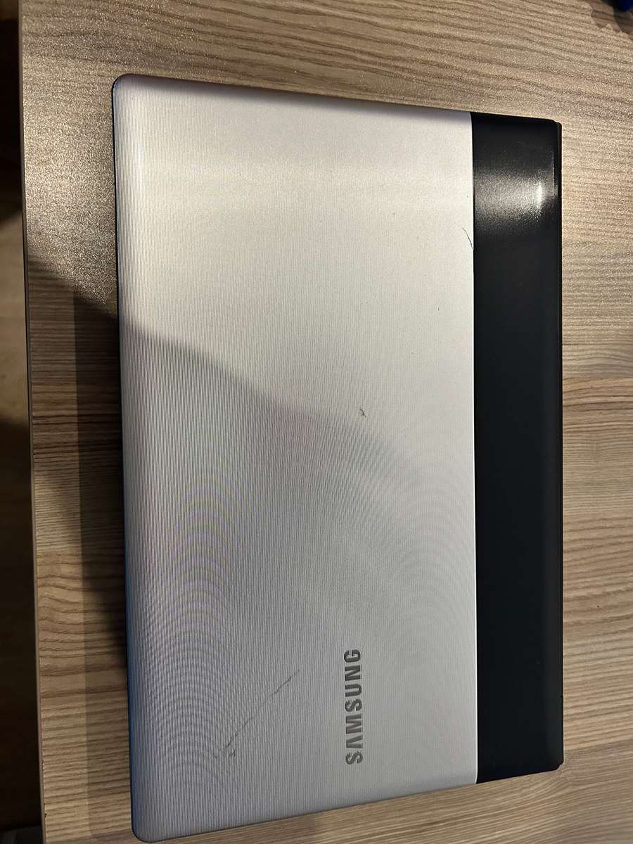 Samsung Laptop i5 4GB RAM 750GB HDD - no display