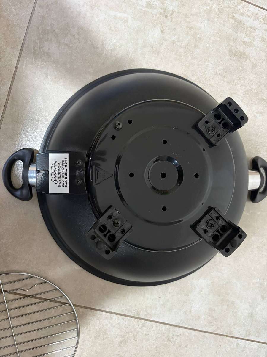 Sunbeam wok (needs plug)