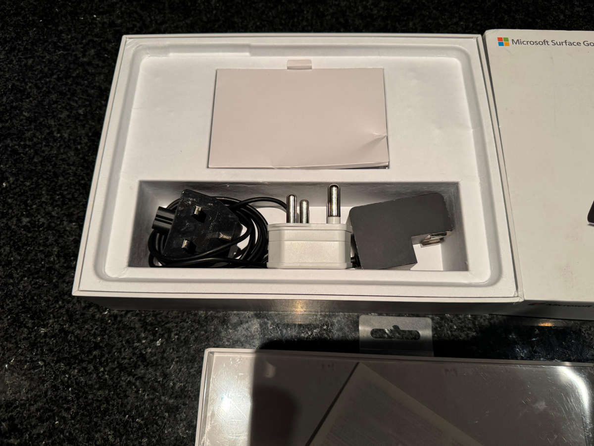 Microsoft Surface GO 10-Inch Tablet-PC - (Silver) (Intel Pentium 4415Y Gold Processor, 8GB RAM, 128G