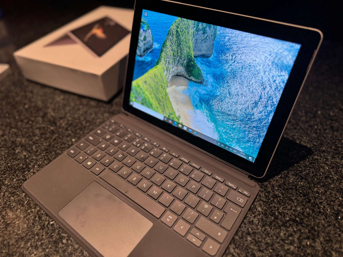 Microsoft Surface GO 10-Inch Tablet-PC - (Silver) (Intel Pentium 4415Y Gold Processor, 8GB RAM, 128G