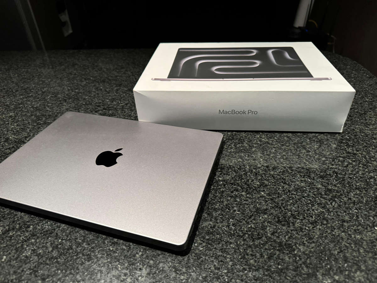 Apple Macbook Pro 14inch M3 with chip 8-core CPU and 10-core GPU 512GB SSD