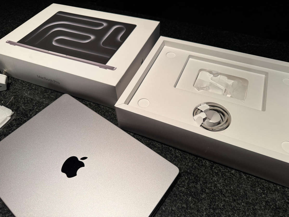 Apple Macbook Pro 14inch M3 with chip 8-core CPU and 10-core GPU 512GB SSD