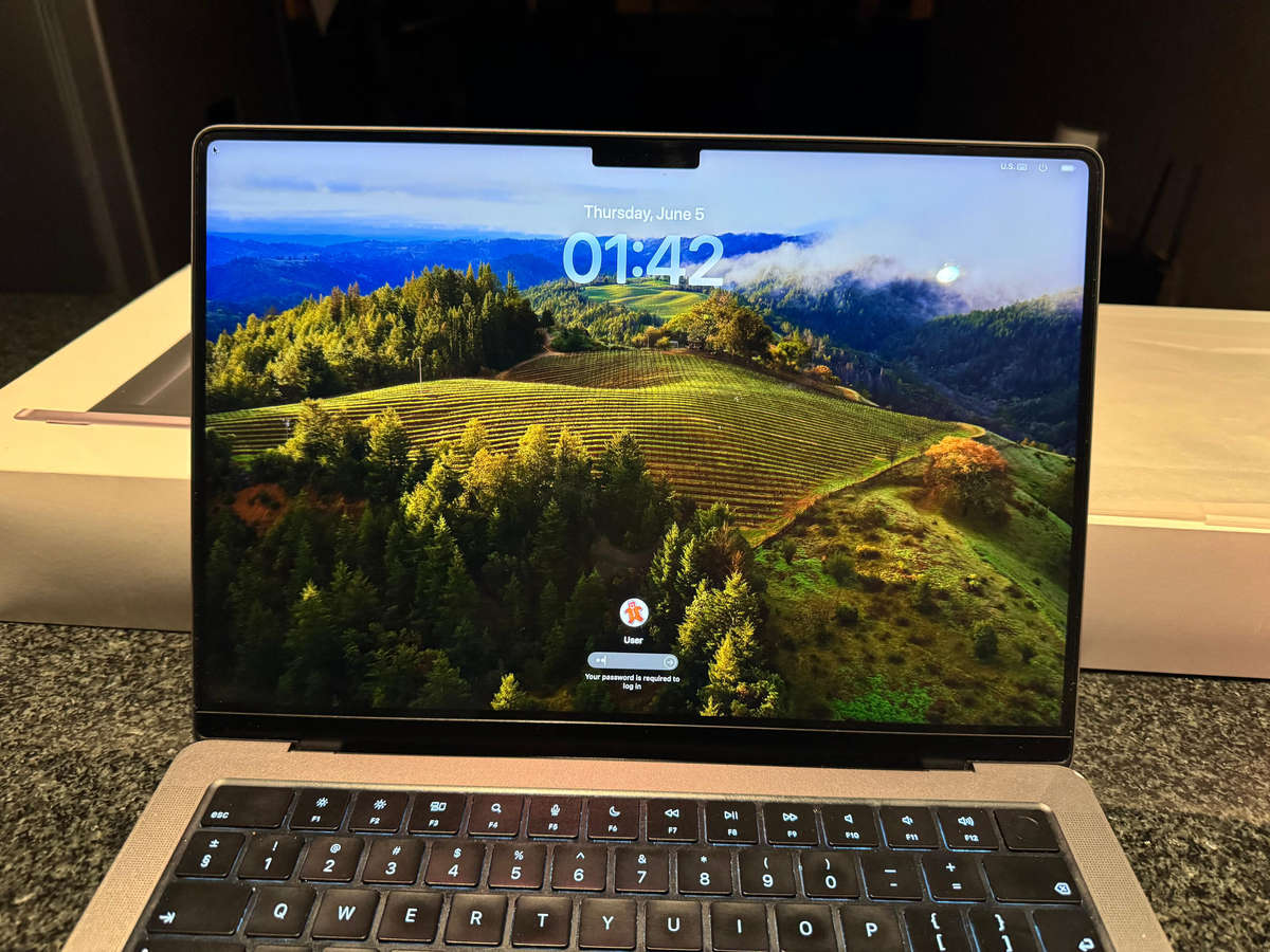 Apple Macbook Pro 14inch M3 with chip 8-core CPU and 10-core GPU 512GB SSD