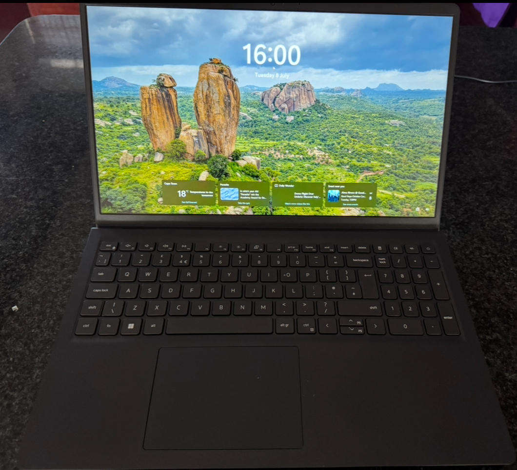 Dell Vostro 3520 11th Gen i5 16GB 1TB