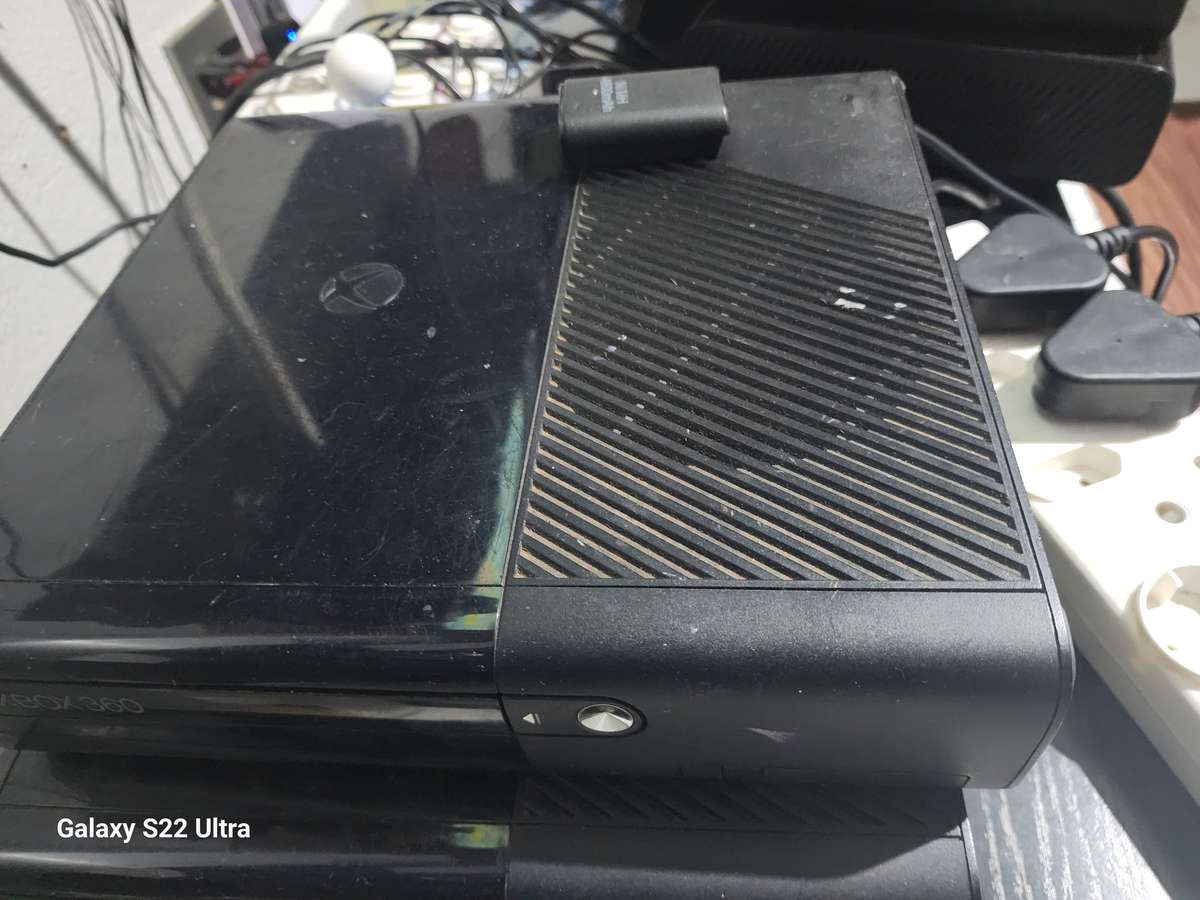 Xbox 360 elite 250gb with 1 control and power supply