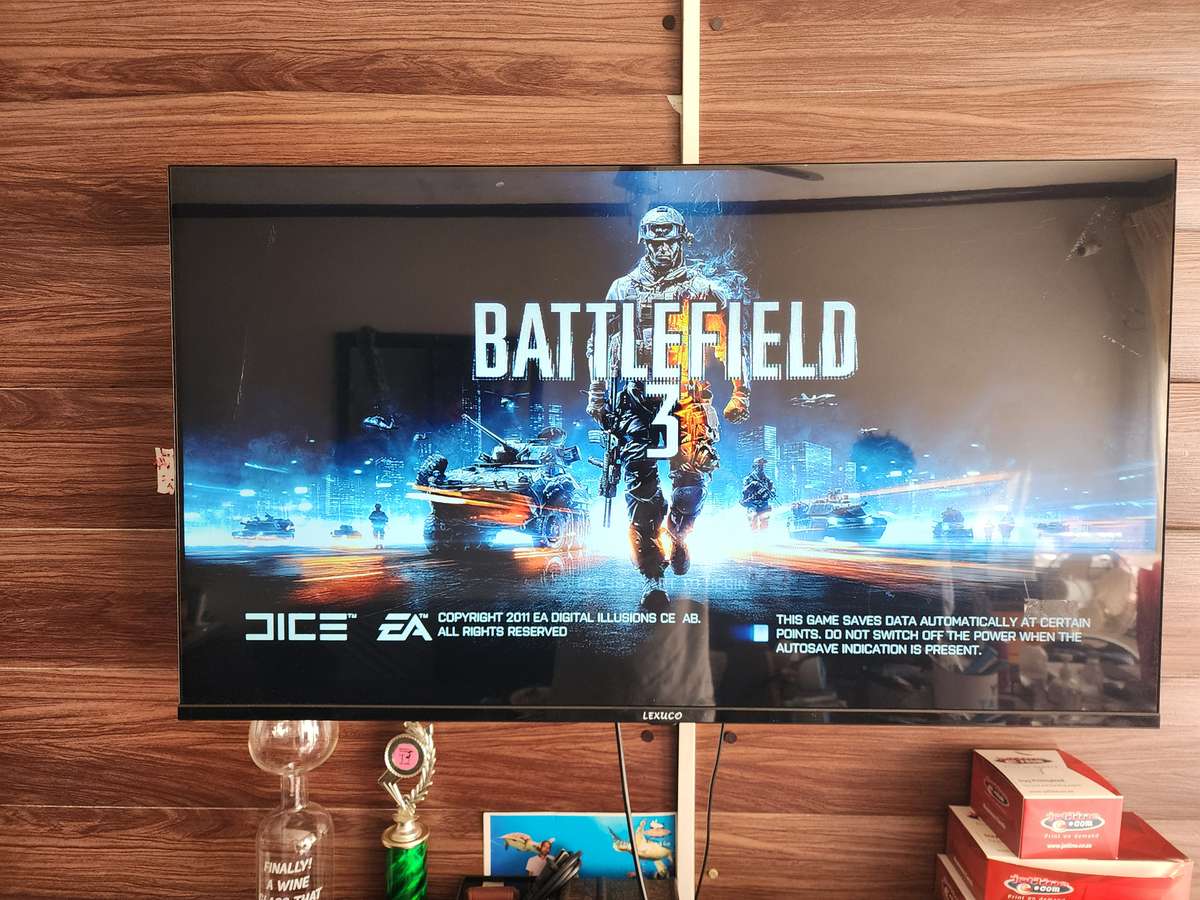 Xbox 360 with wireless control, power pack and 6 games