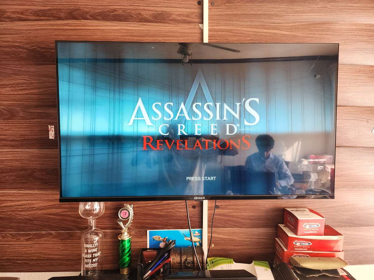 Xbox 360 with wireless control, power pack and 6 games