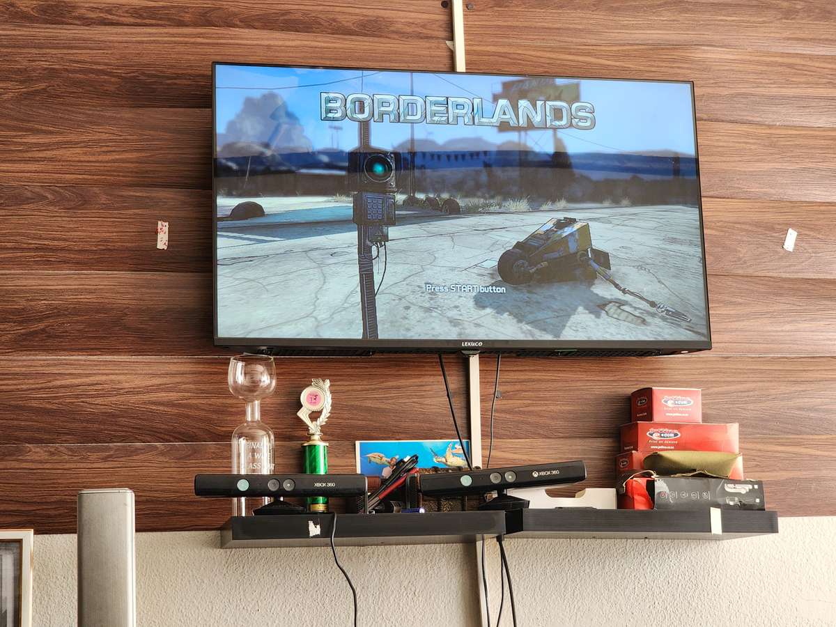 Xbox 360 with wireless control, power pack and 6 games