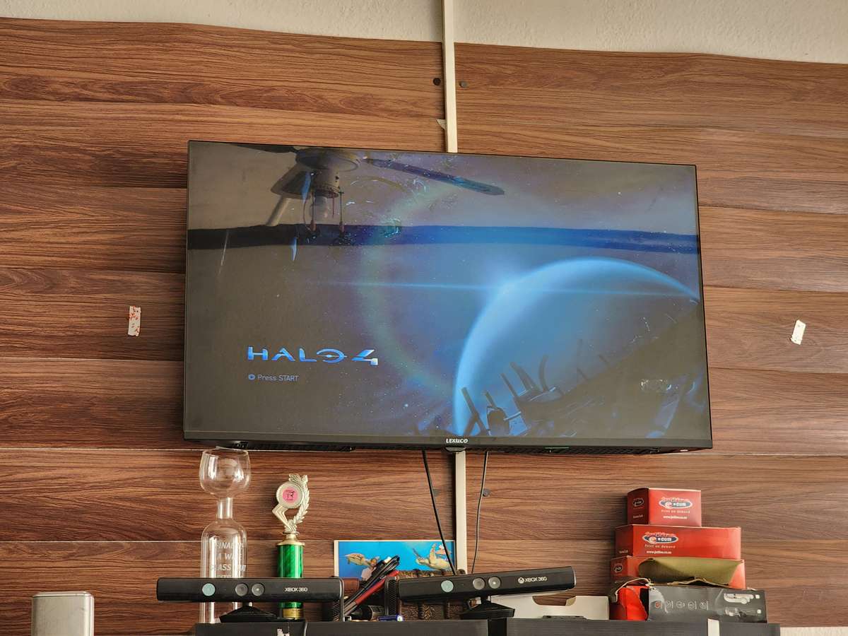 Xbox 360 with wireless control, power pack and 6 games