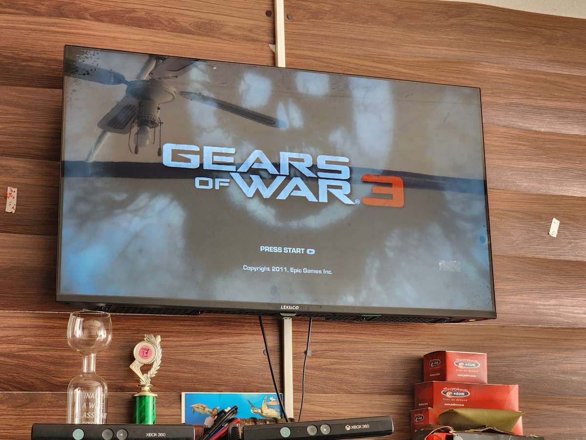 Xbox 360 with wireless control, power pack and 6 games