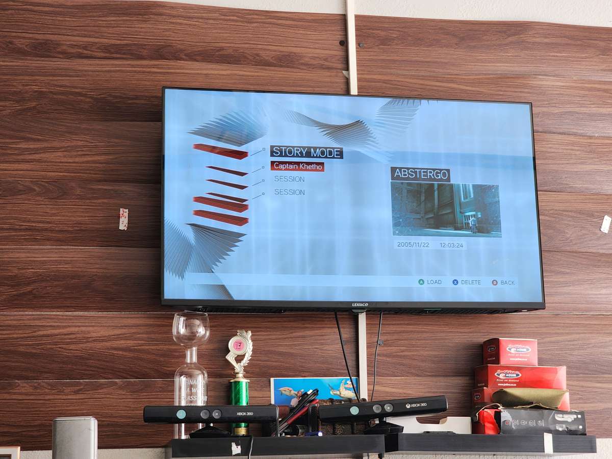 Xbox 360 with wireless control, power pack and 6 games