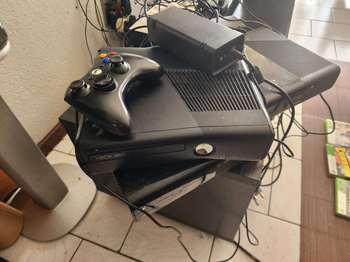 Xbox 360 with wireless control, power pack and 6 games