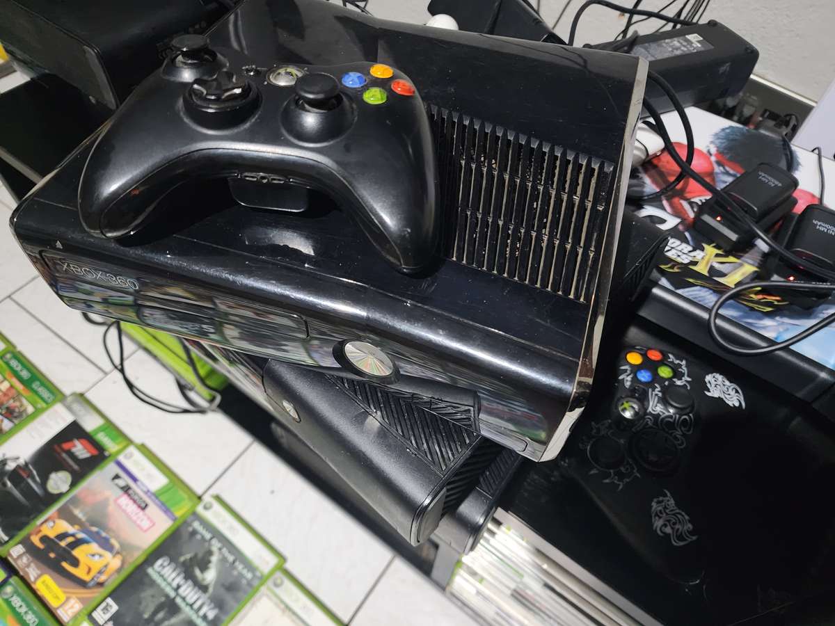 Xbox 360 with 1 control and 3 games