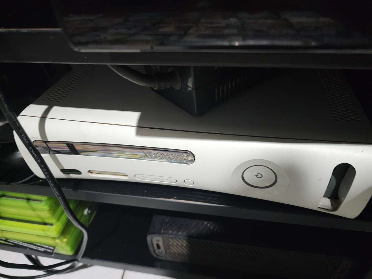 Xbox 360 with 1 control and 3 games