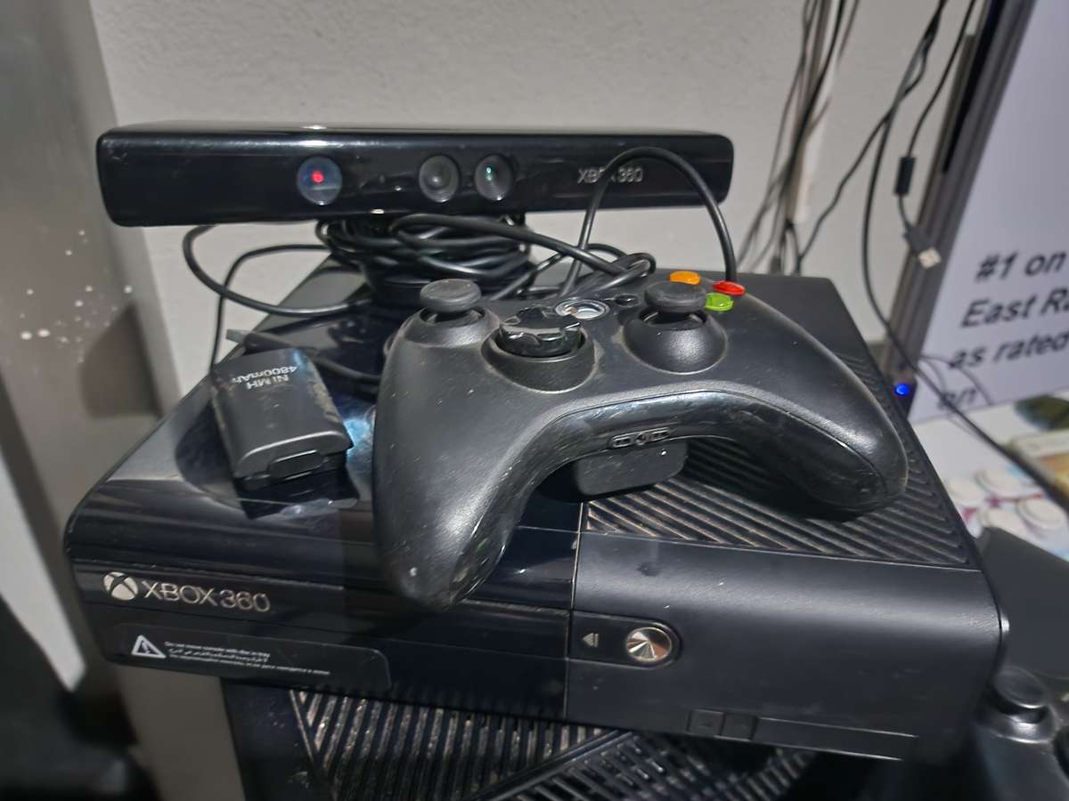Xbox 360 Elite 500gb with kinect sensor, wireless control, rechargeable battery & cable plus 2 games