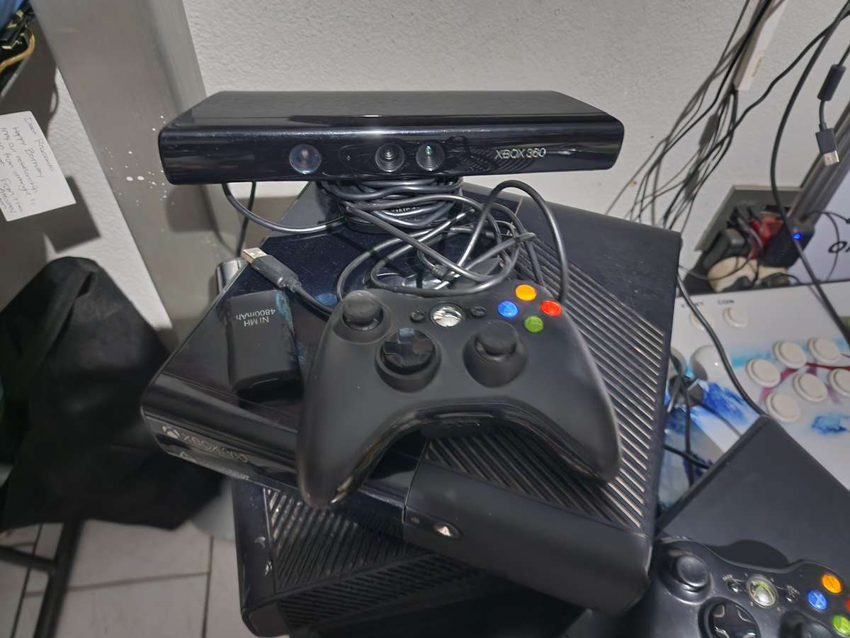 Xbox 360 Elite 500gb with kinect sensor, wireless control, rechargeable battery & cable plus 2 games