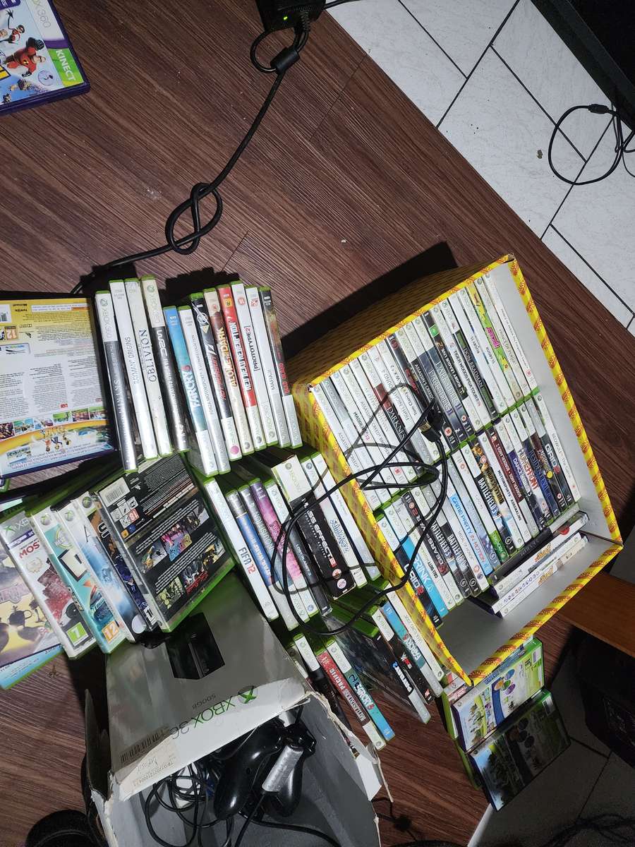 Xbox 360 Elite 500gb with kinect sensor, wireless control, rechargeable battery & cable plus 2 games