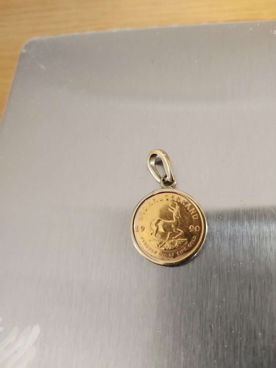 1/10th Oz 1990 Krugerrand GOLD set in gold as per picture. 4,2Grams