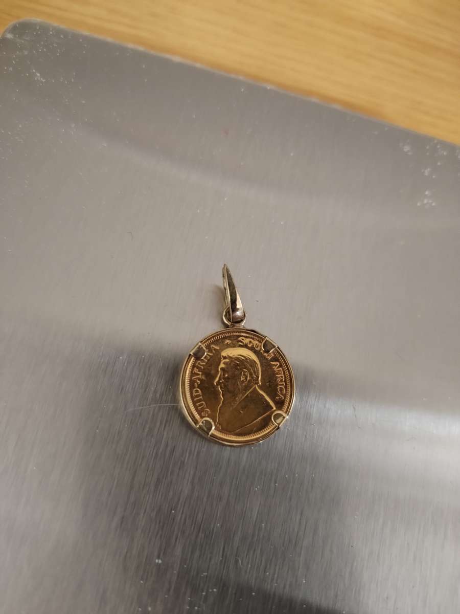 1/10th Oz 1990 Krugerrand GOLD set in gold as per picture. 4,2Grams