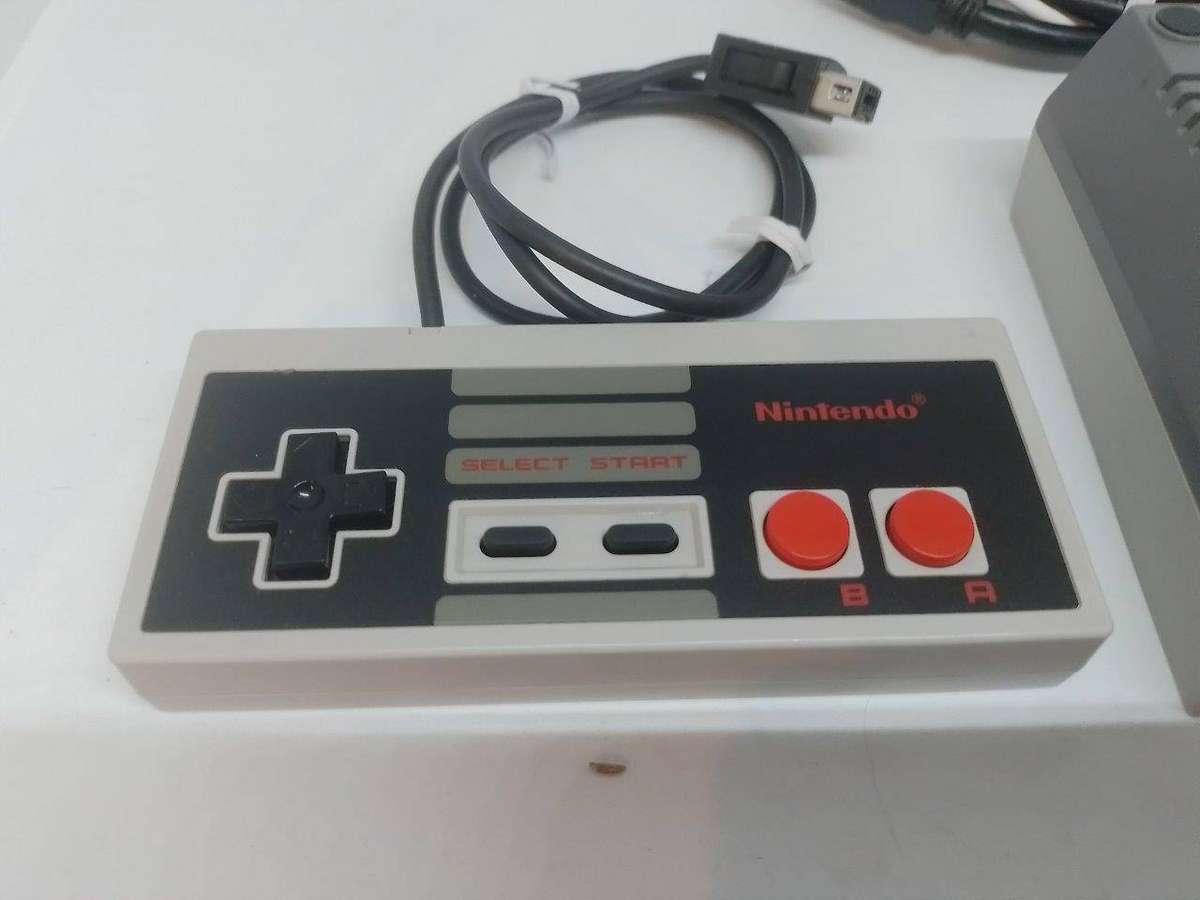 Nintendo Nes Classic Mini c/w Controller, HDMI + Power Cable (30 Pre installed games)