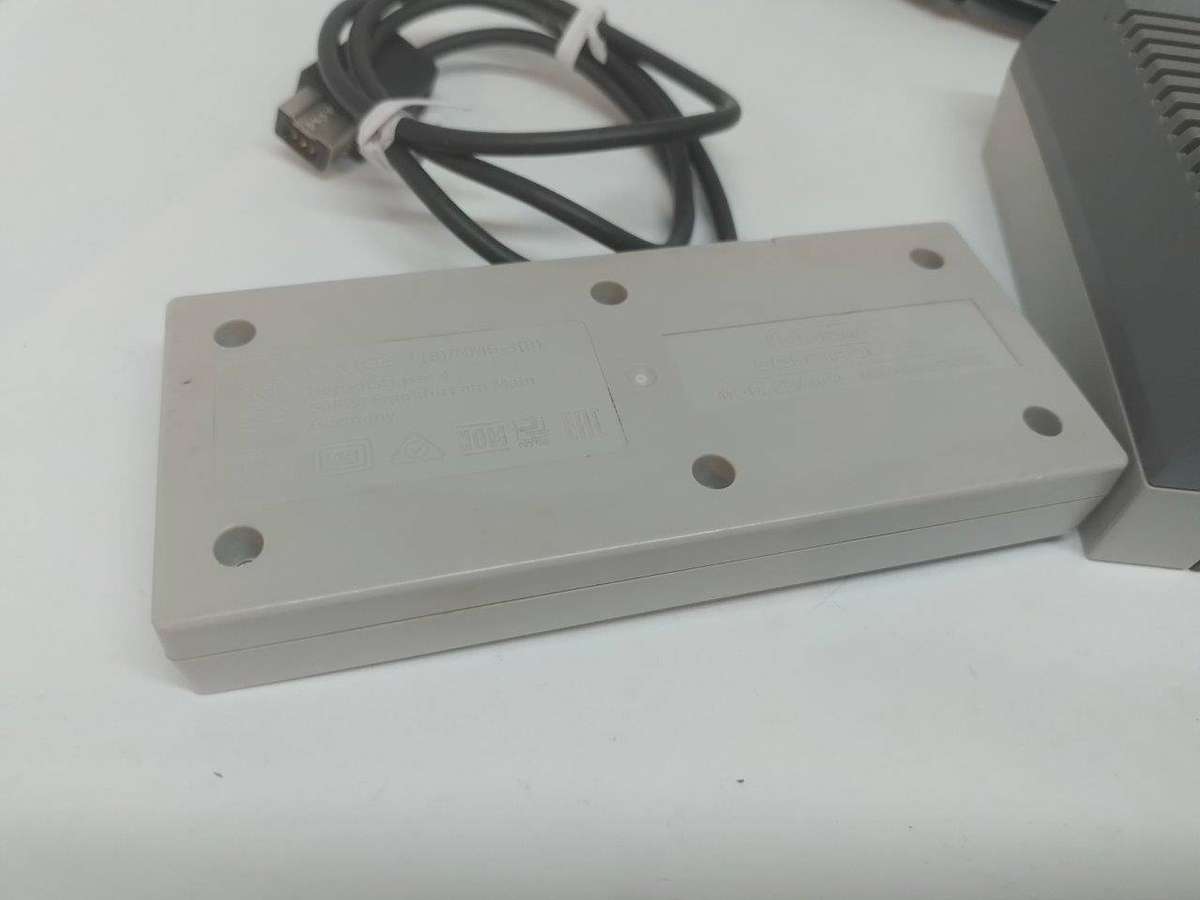 Nintendo Nes Classic Mini c/w Controller, HDMI + Power Cable (30 Pre installed games)